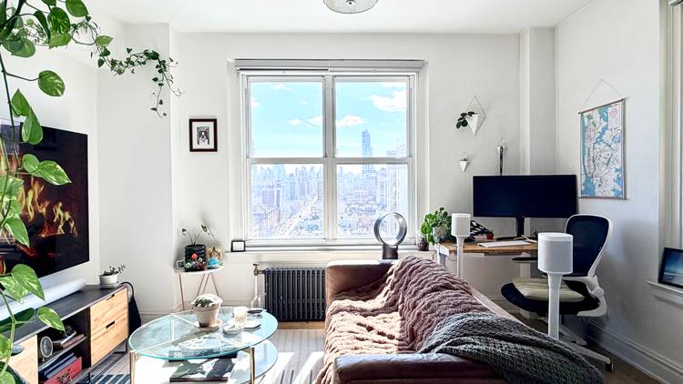High-Floor Sun-Drenched Corner Residence with Iconic Midtown Views!