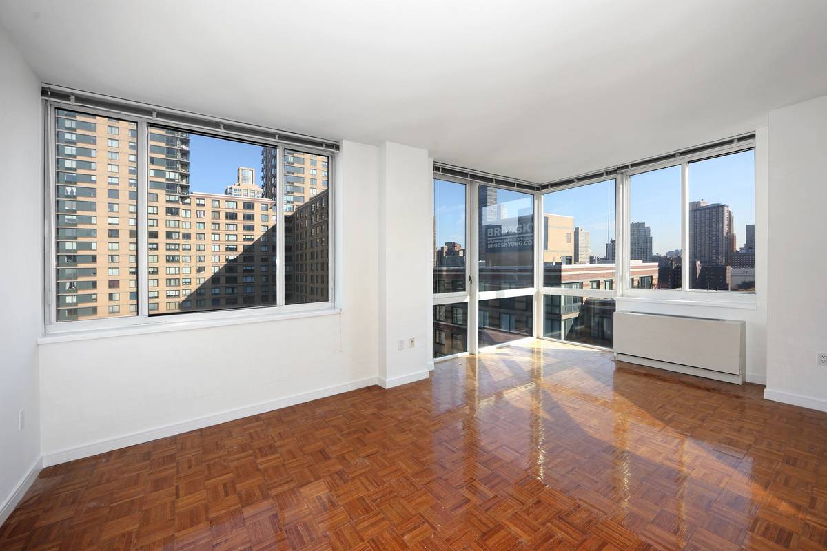 Upper Westside 1 bedroom 1 bath, Full Service Luxury Building, Flex 2,  High Ceilings, Great Closet Space, City & River Views,  No Fee