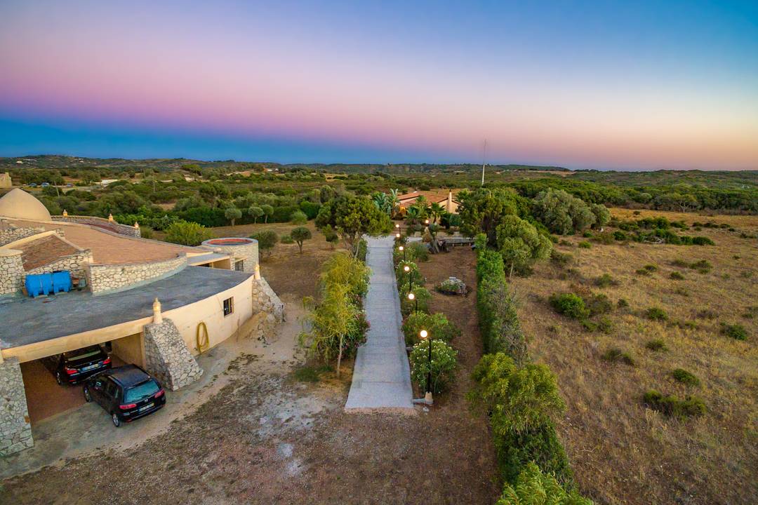 Villa + Restaurante+ Espaço para eventos com Rooftop. Próximo da praia do Burgau.