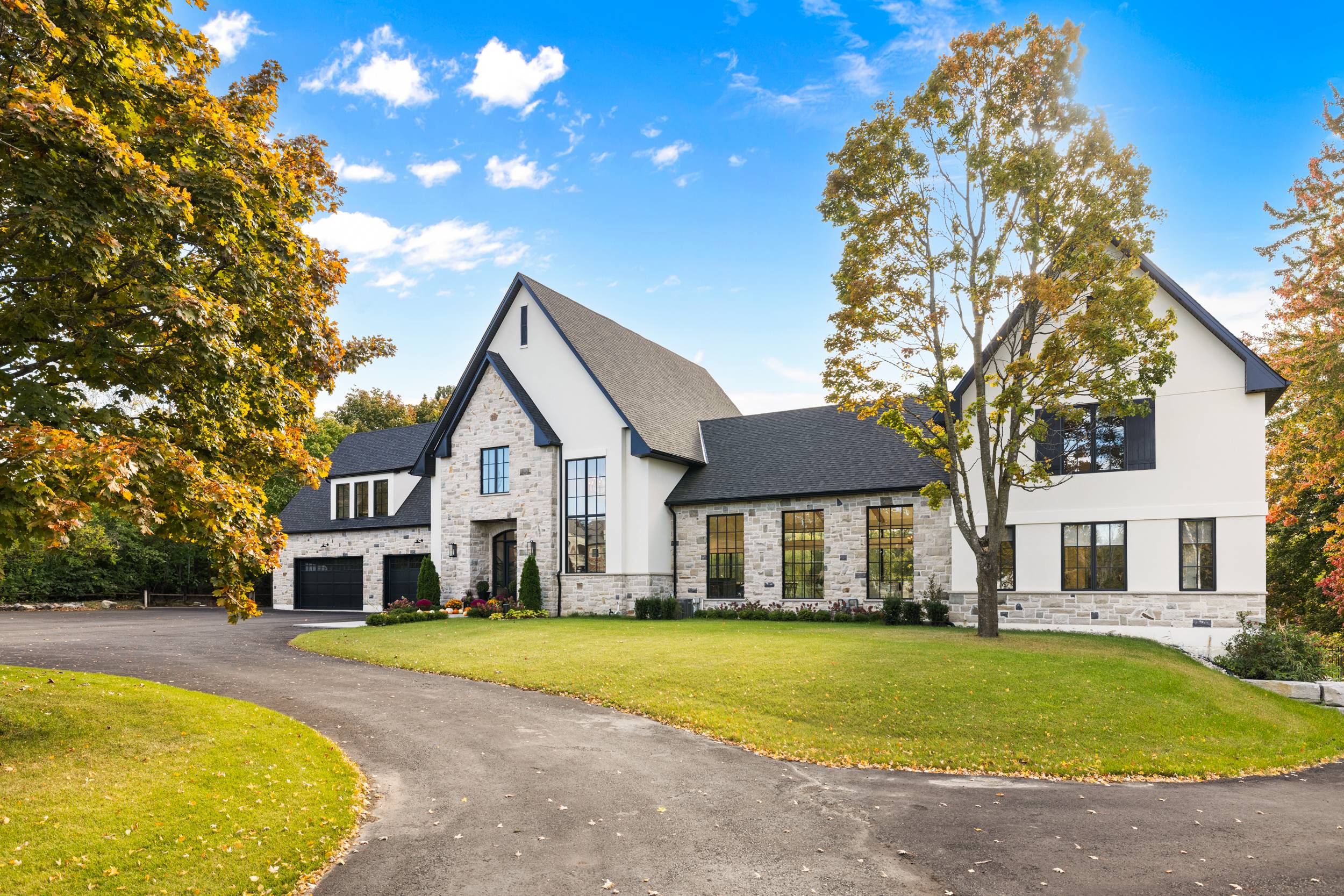 Modern Estate on 2.4 Acres in Carrying Place Estates