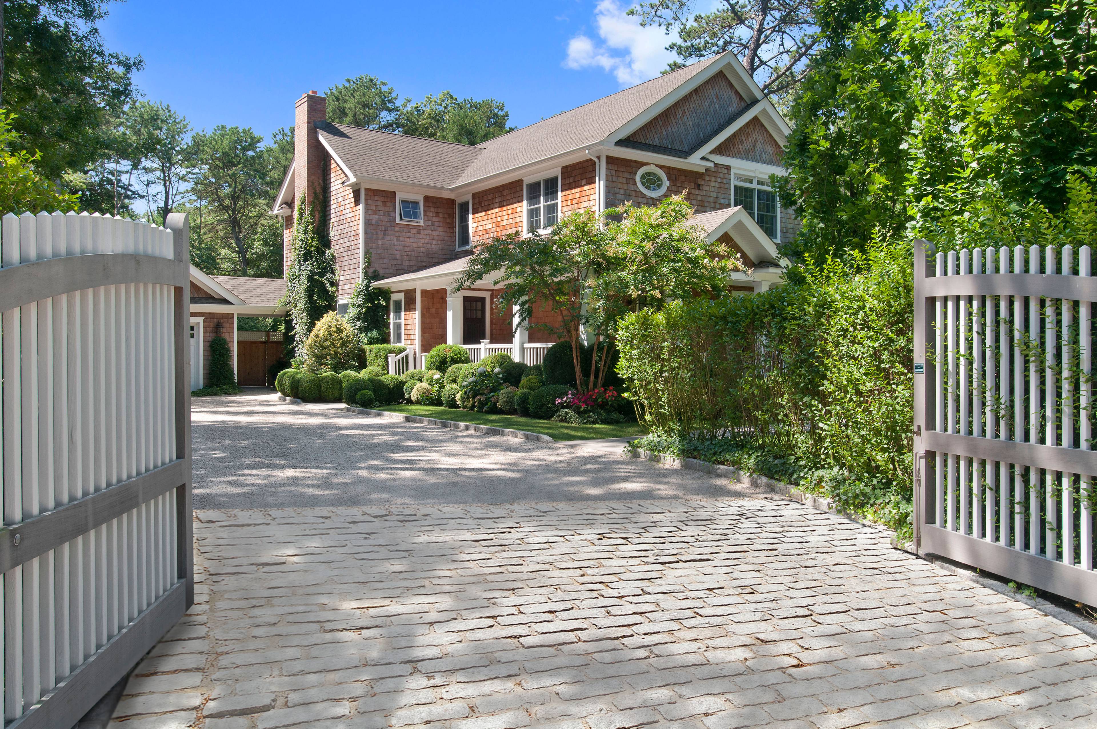 E. Hampton / Sag Harbor: Traditional Home w/ Lush Gardens