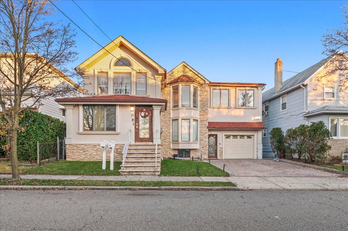 3 bedroom 2 bath w/ Parking included!