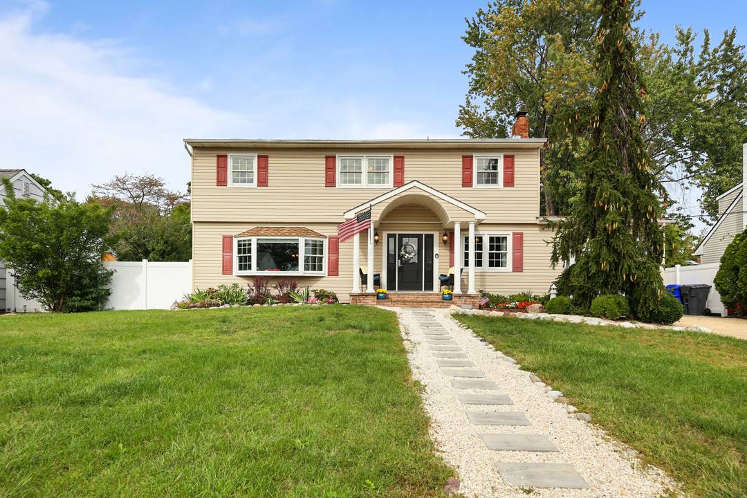 SPACIOUS AND INVITING RESIDENCE