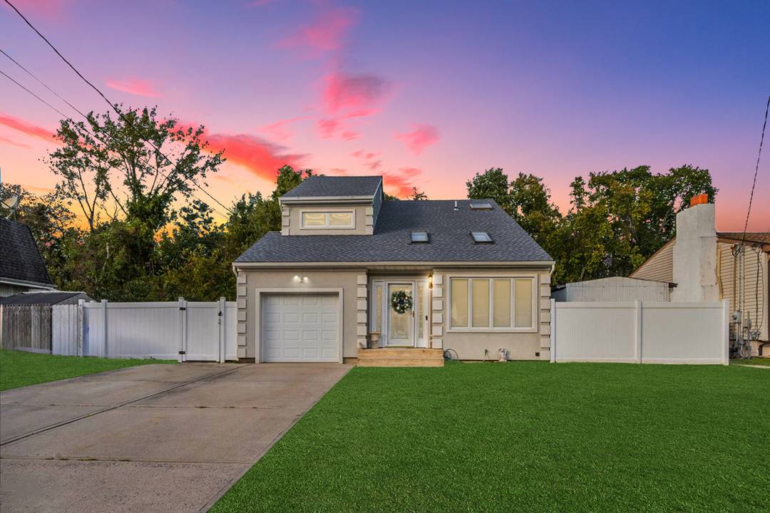 BEAUTIFULLY MAINTAINED & IDEALLY LOCATED