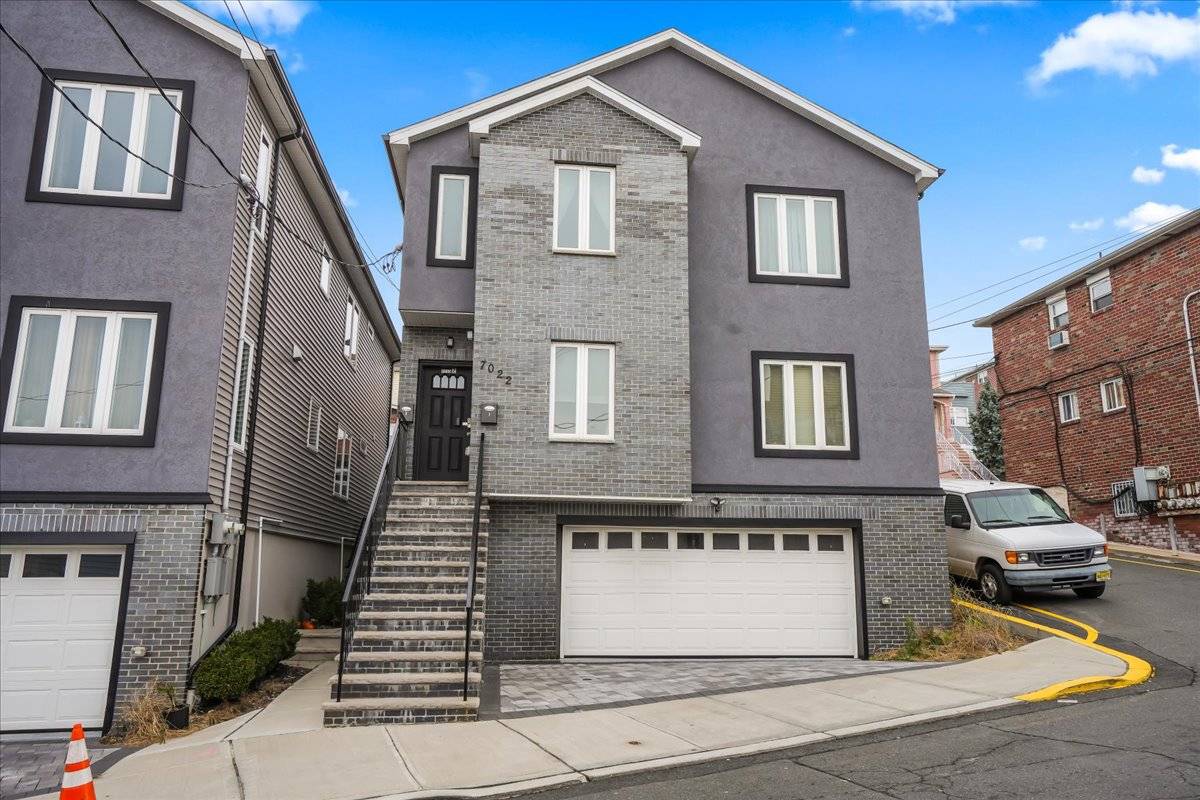 3 Bedroom 2 Bath W/ Garage Parking FOR RENT