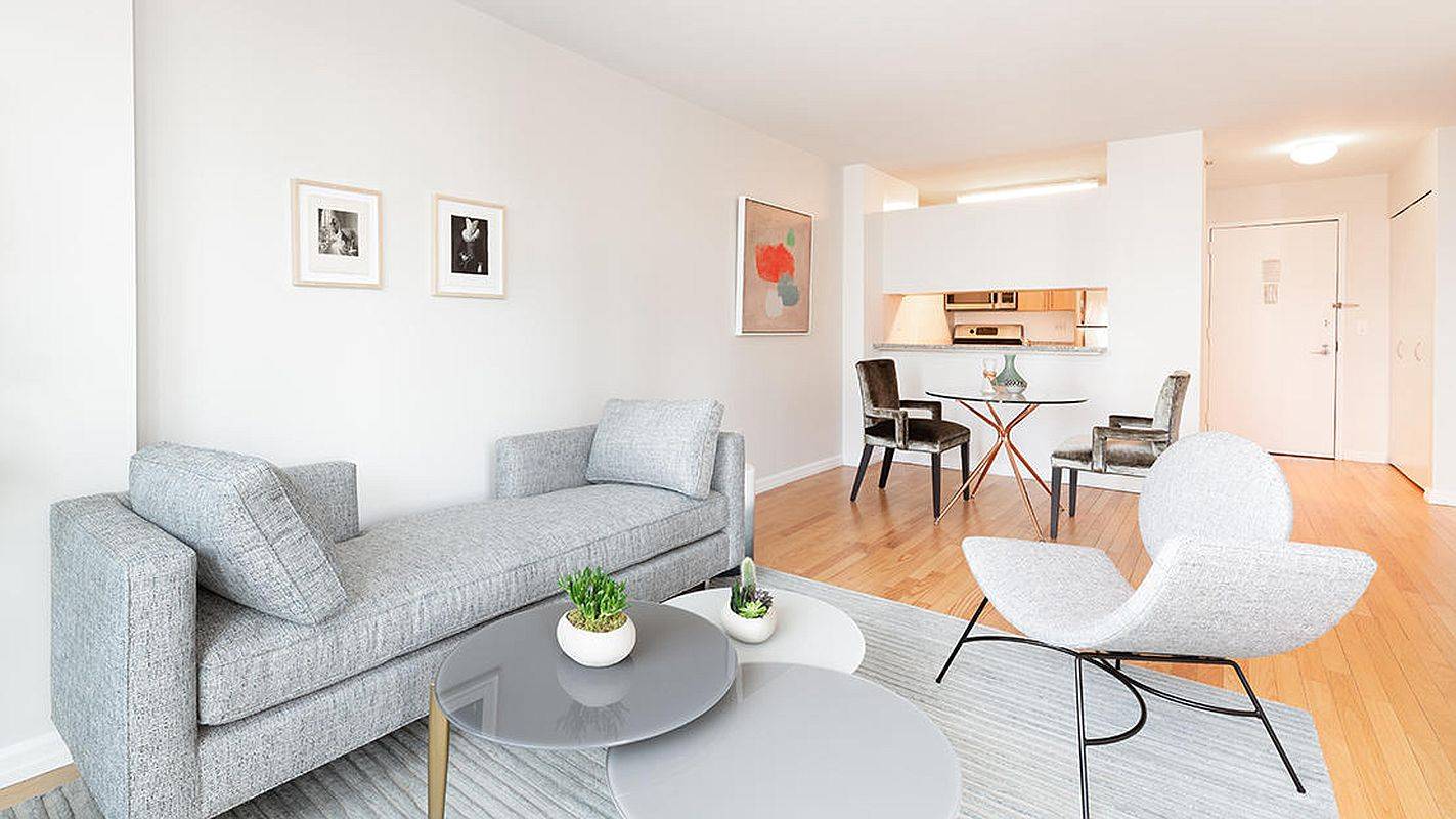 No Fee/Spacious 1 Bed/1 Bath in Downtown Luxury Doorman Building!