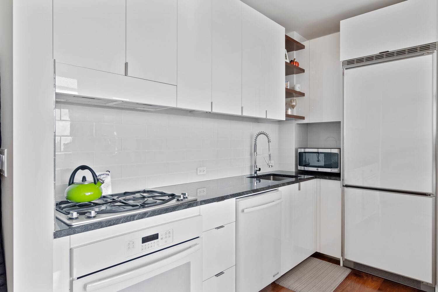 Bright & Lofty One Bed in Coveted Hunters Point LIC