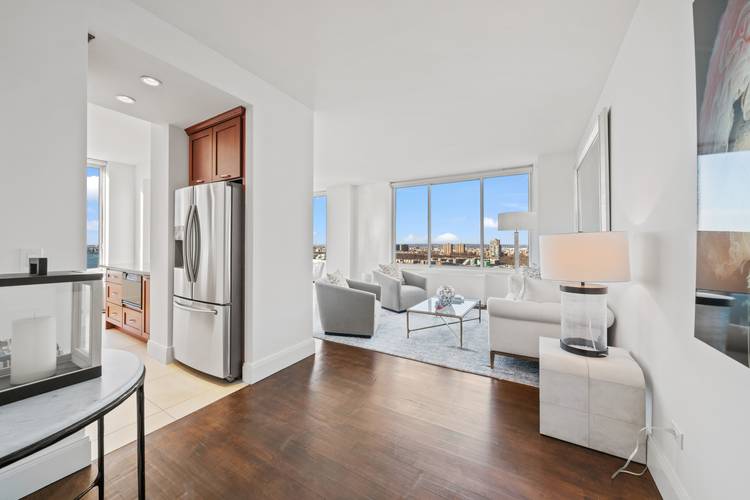 Exceptional Full-Service Condo Rental with Breathtaking River & Skyline Views