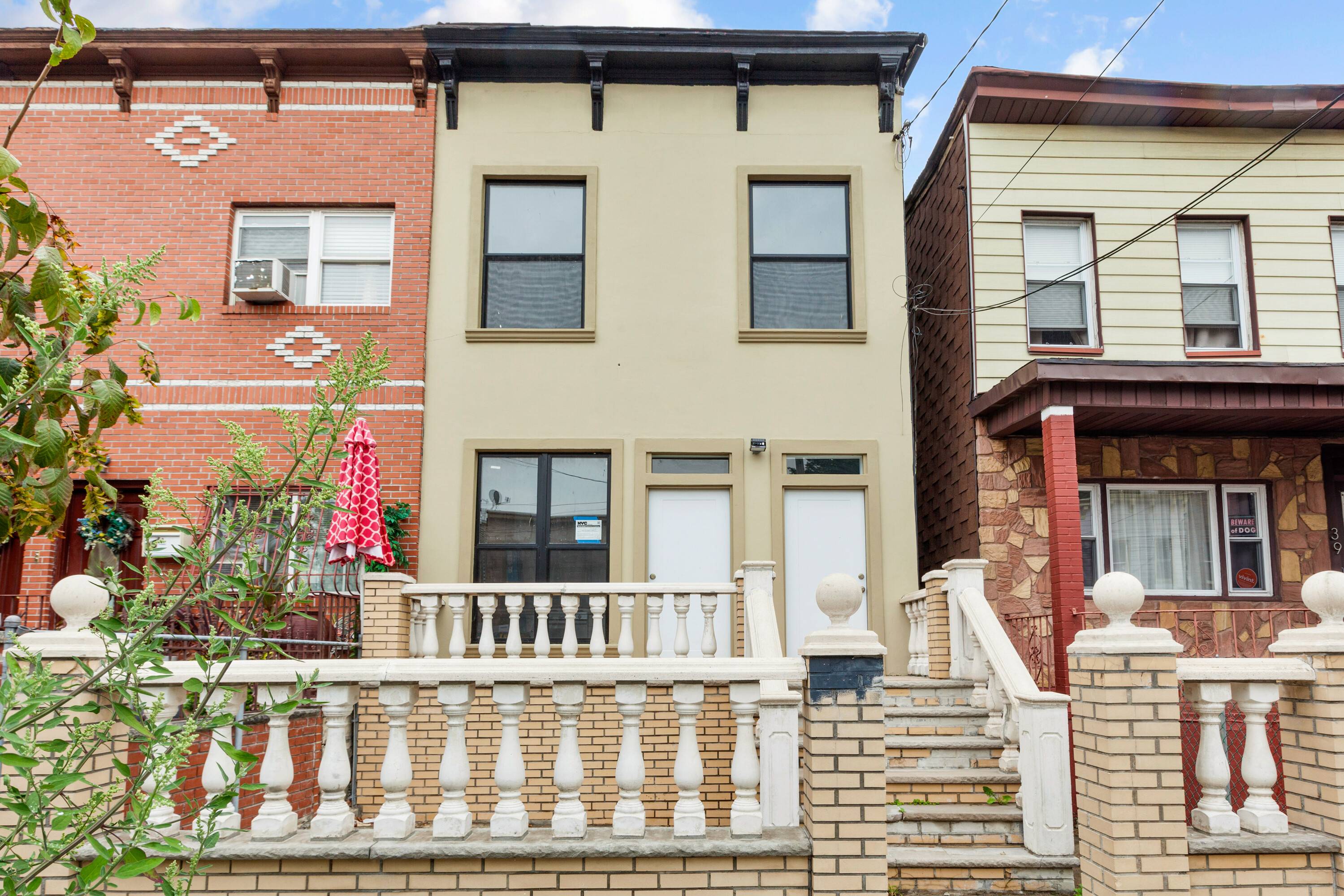 Newly Renovated 5 bed/5bath Townhouse w/ Backyard + Basement