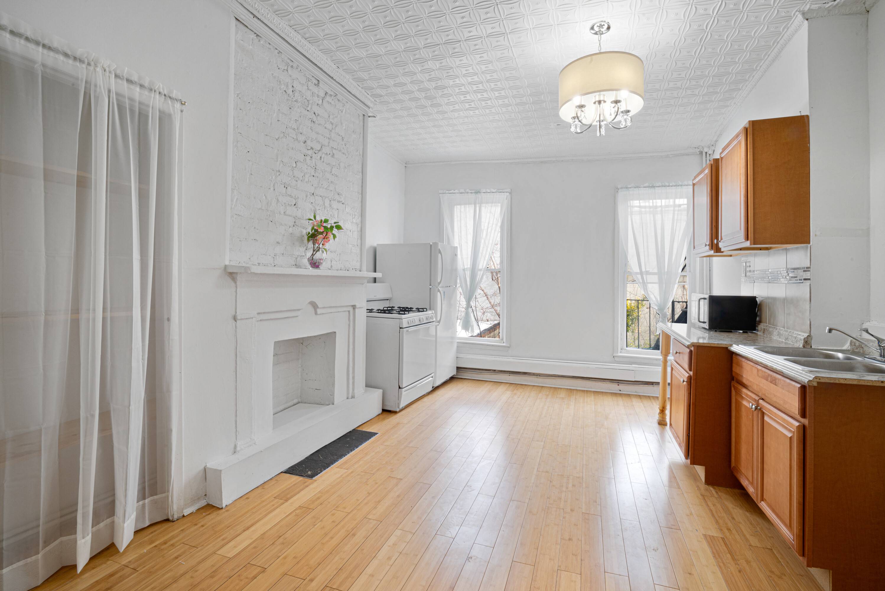 Spacious Floor-through 1 bed **NO FEE* $2000
