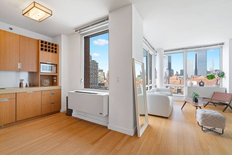 Luxurious  corner. one bedroom   with water views   in Chelsea