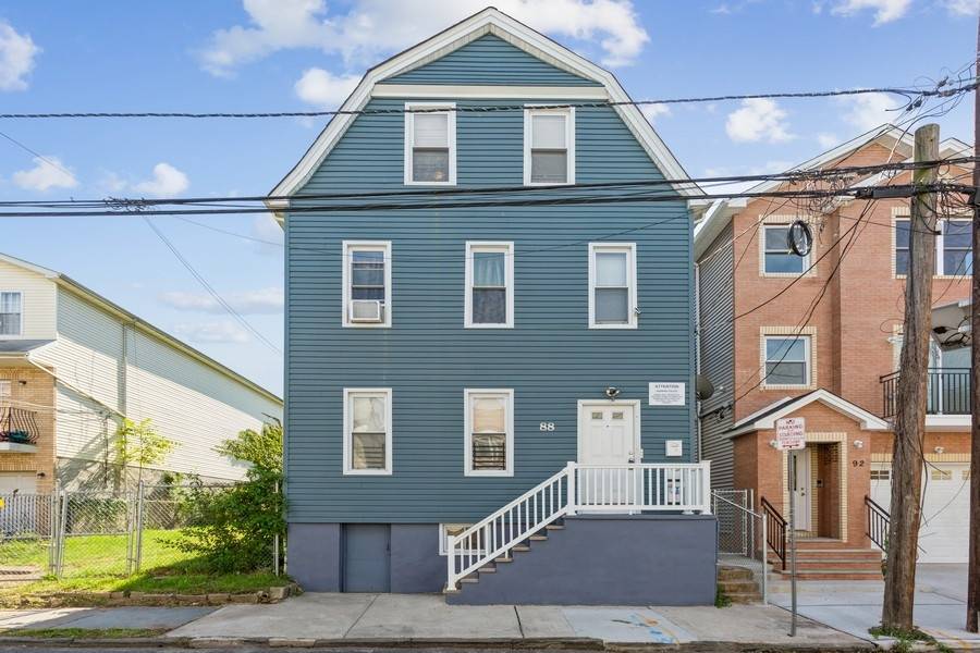 Renovated 2 Bedroom | 1 Bathroom with Shared Backyard