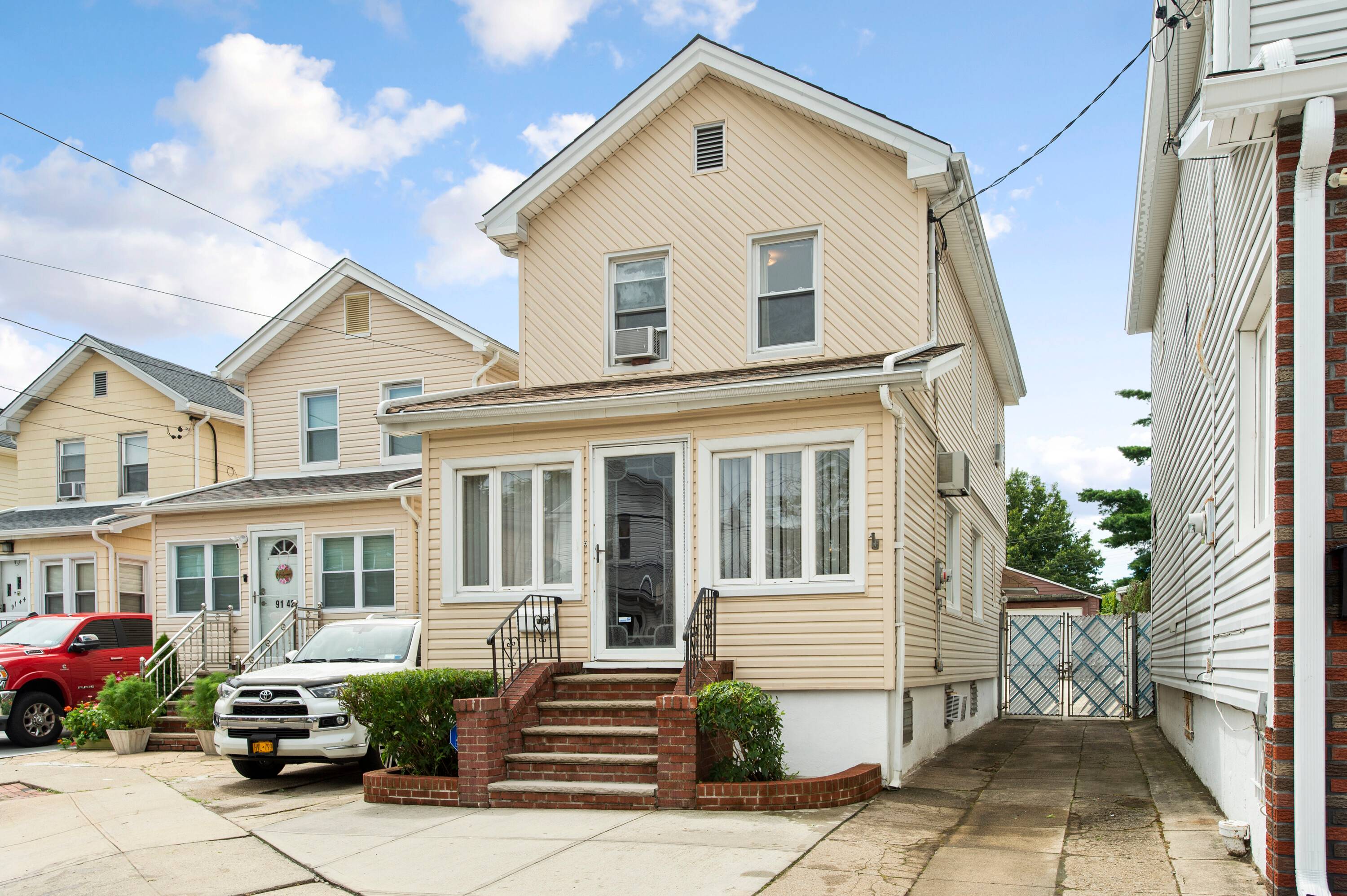 SPACIOUS SINGLE FAMILY HOME IN BEAUTIFUL OZONE PARK ON AN EXTRA DEEP LOT