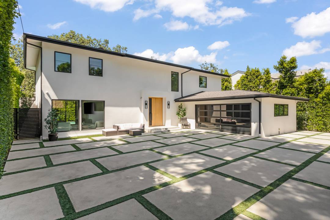 Private Retreat in Amestoy Estates for Lease!