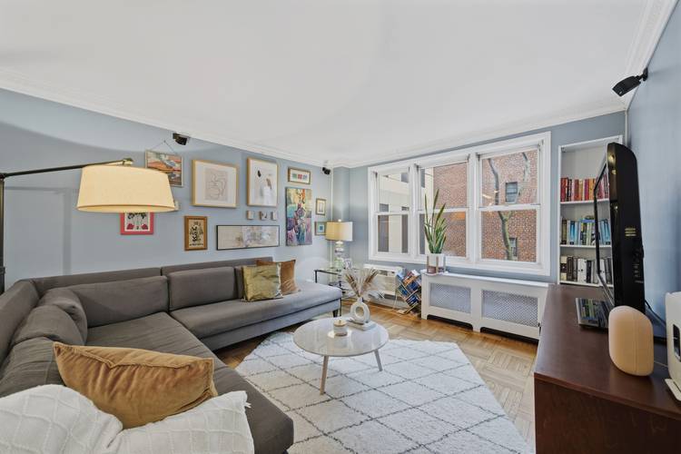 ONE BEDROOM COOP-  INVESTORS AND PIED A TERRES WELCOME