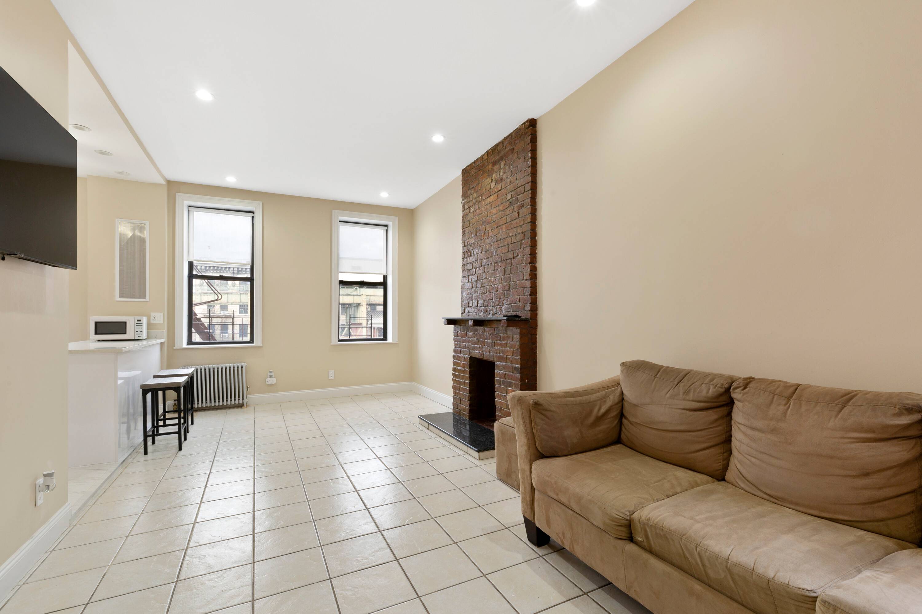 Sunny Spacious 1 Bed  *NO Fee*