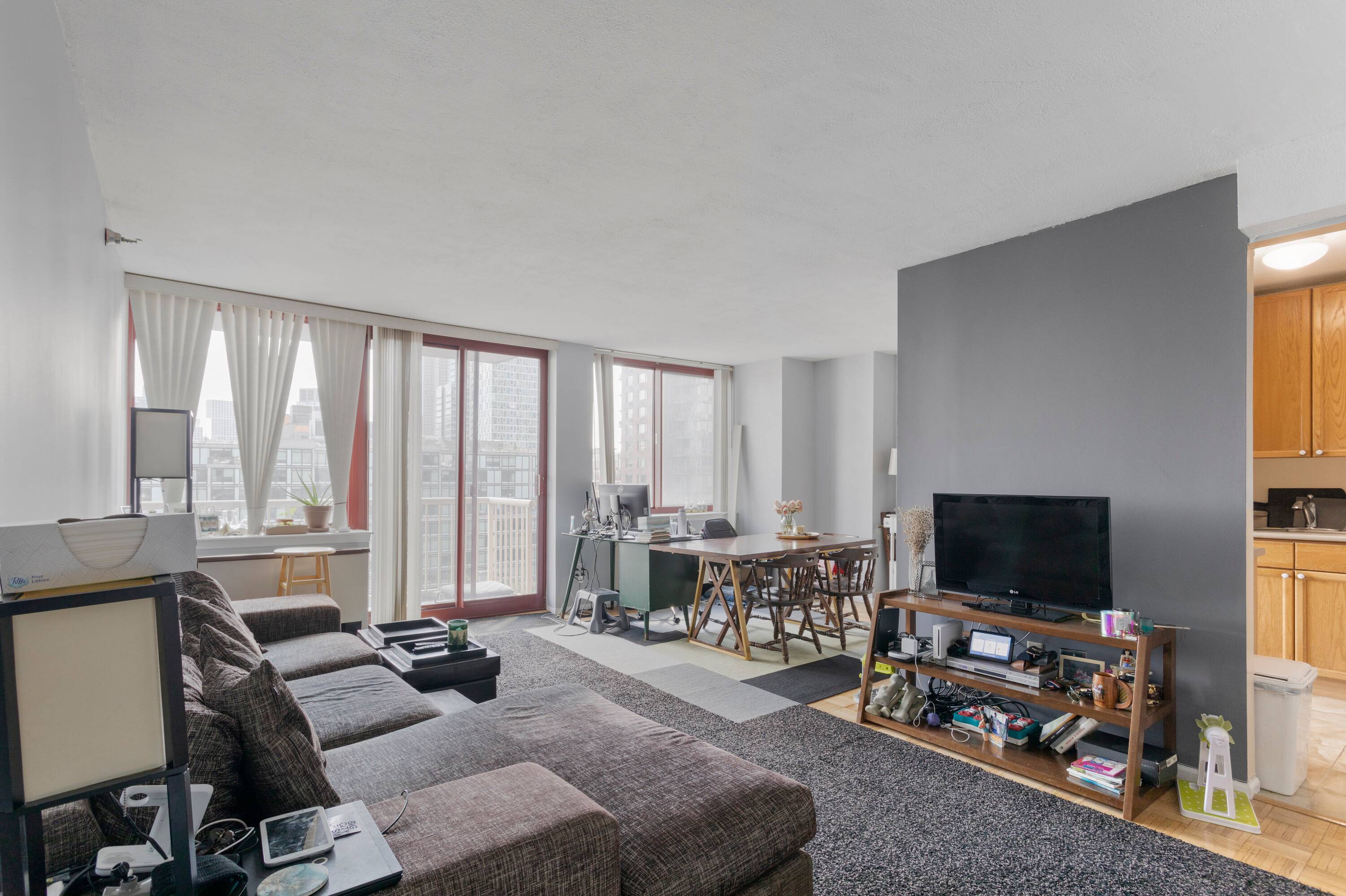 Beautifully kept, recently renovated, generously sized, south facing 815 SQFT 1 Bed/CNV2 + balcony!
