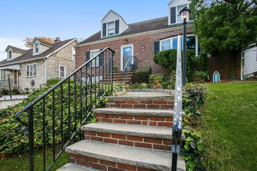 AMAZING MOVE IN READY CAPE COD WITH EASY ACCESS TO NYC!