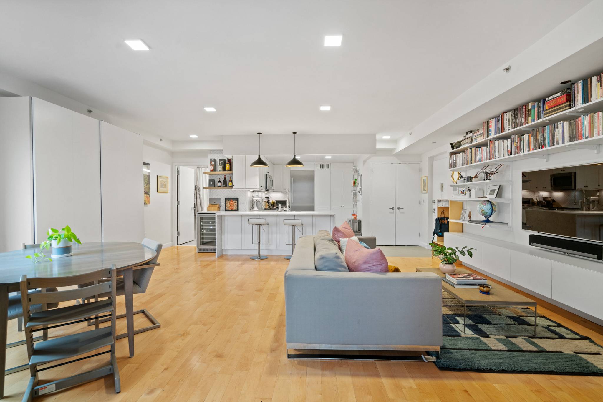 STUNNINGLY RENOVATED, 1151 SQFT 2 BED/2 BATH WITH SKYLINE VIEWS IN THE HEART OF LIC!