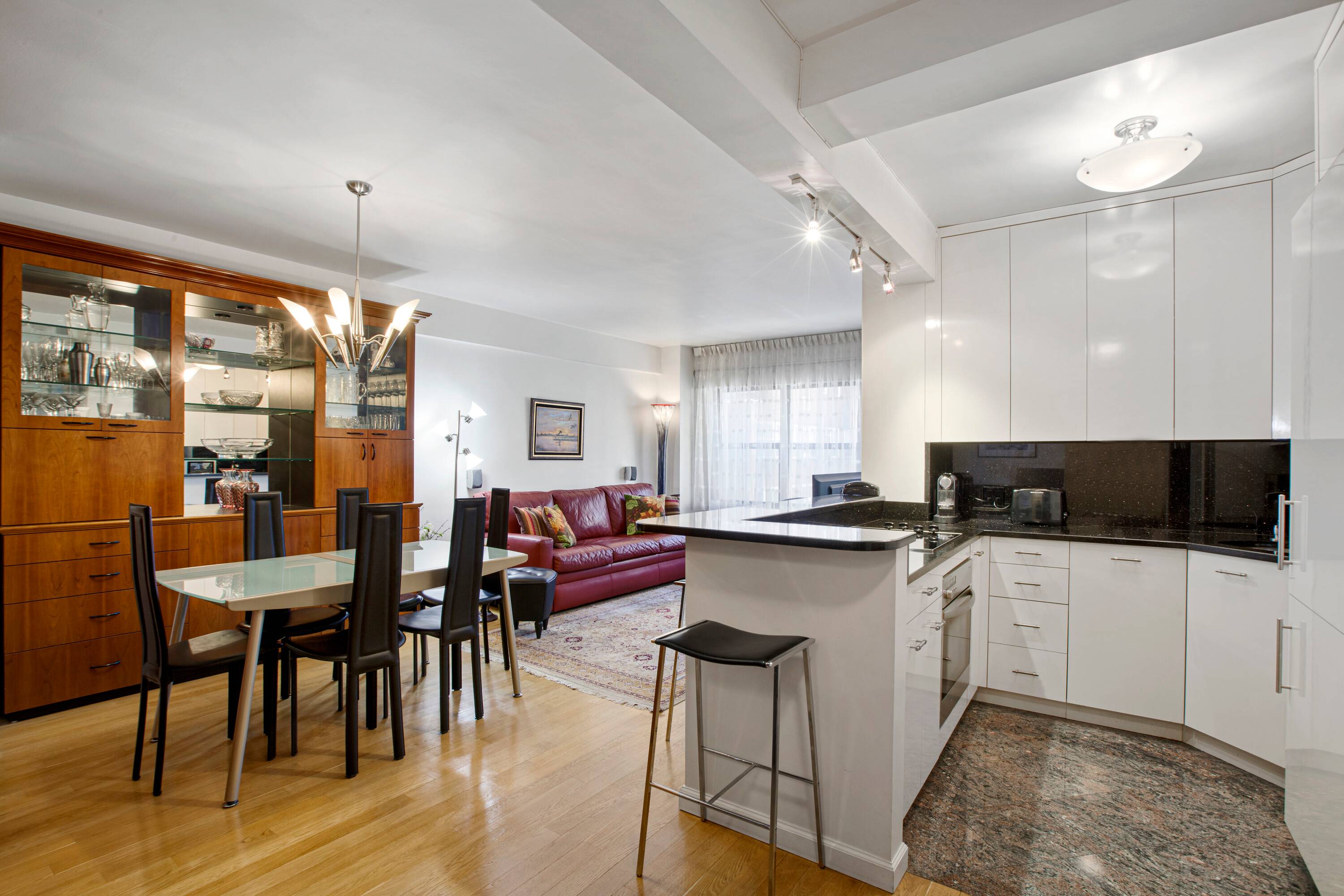 ** 140 E.56 St **JR 1 bedroom in full service Condo** Mint Condition Move right in **