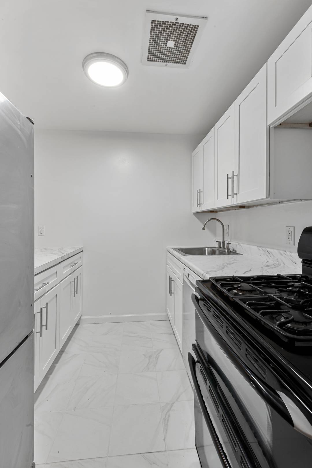 Great duplex with three Bedrooms, two full Bathrooms, Huge Closet Space