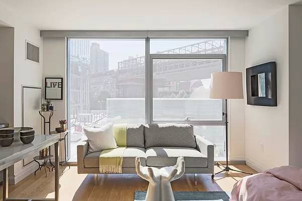 Pristine 2BR/1BA in Luxury DUMBO Full Service Building