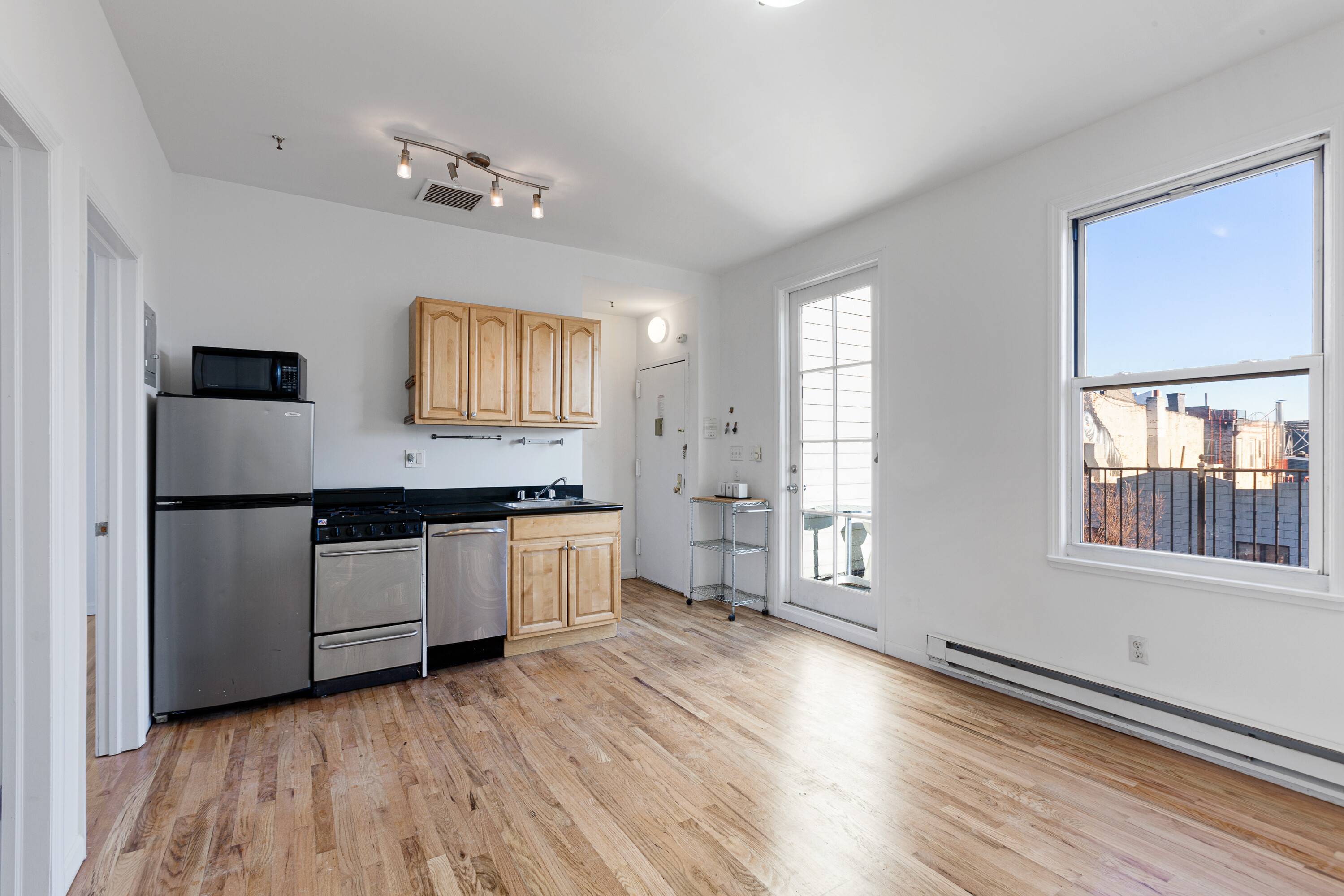 NO FEE! Cozy 2 bed with Deck* 1 month FREE* Available NOW!$2995