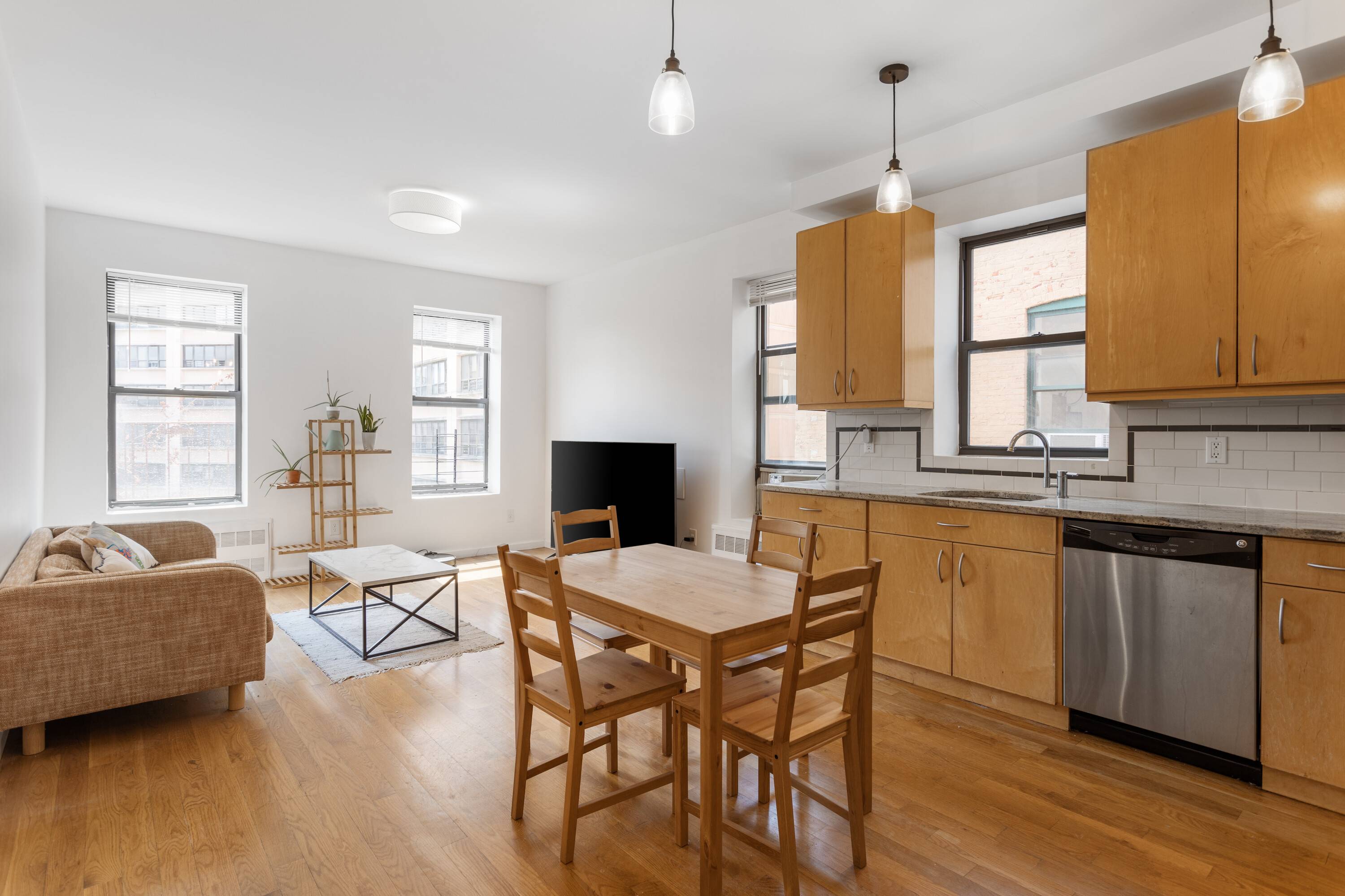 Immaculate 3 bed, 2 bath with Washer/Dryer