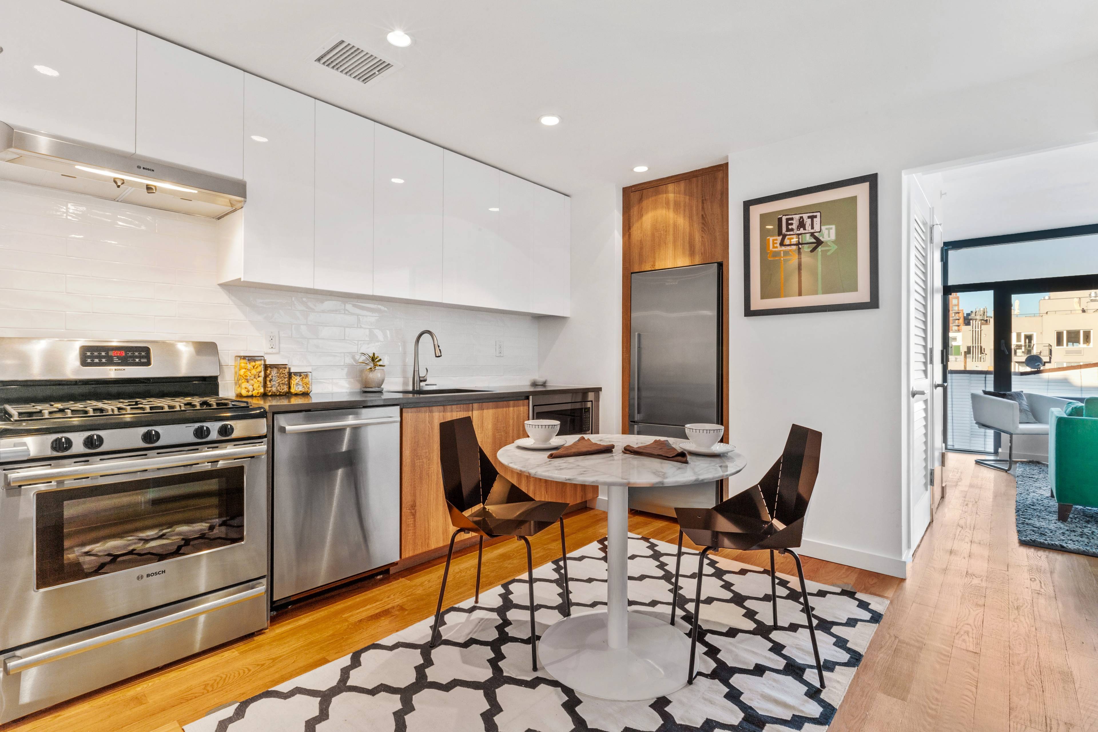 No Fee! Spacious & Airy Corner Apt in Prime Williamsburg