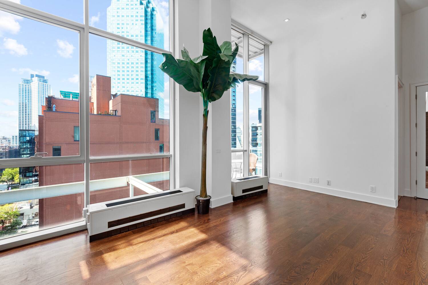 LIC Penthouse - High Ceilings -Duplex Bedroom with Home Office - No Fee