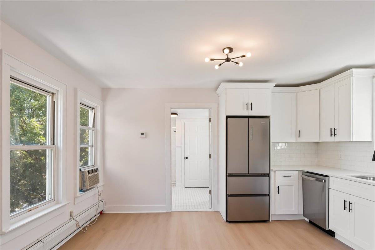 Newly Renovated 2 bedroom Plus Den Downtown, JC