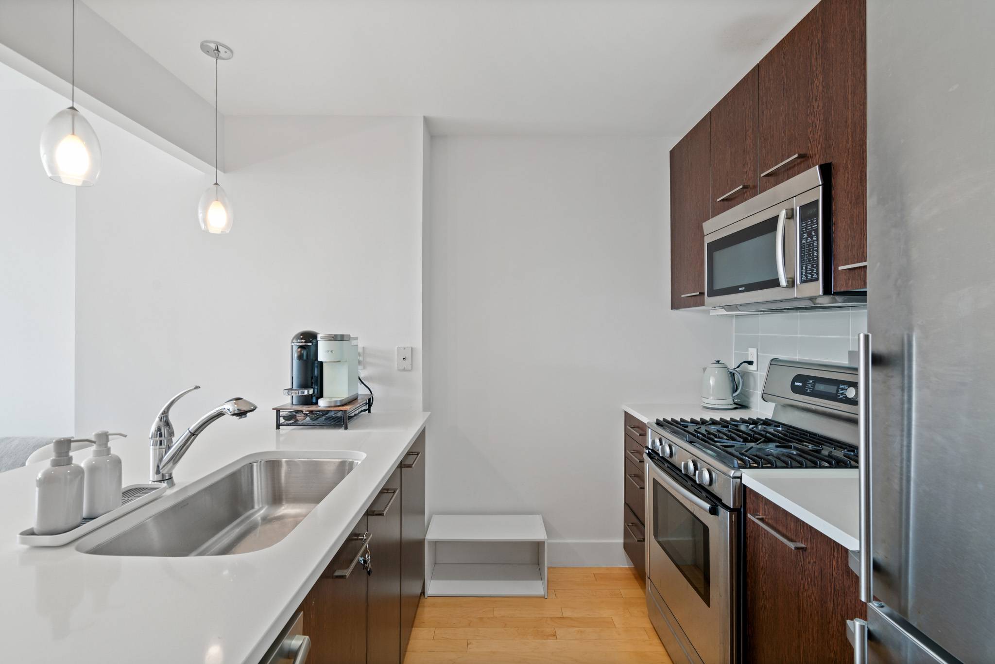 LIC HUNTERS POINT FULL SERVICE LUXURY STUDIO CONDOMINIUM