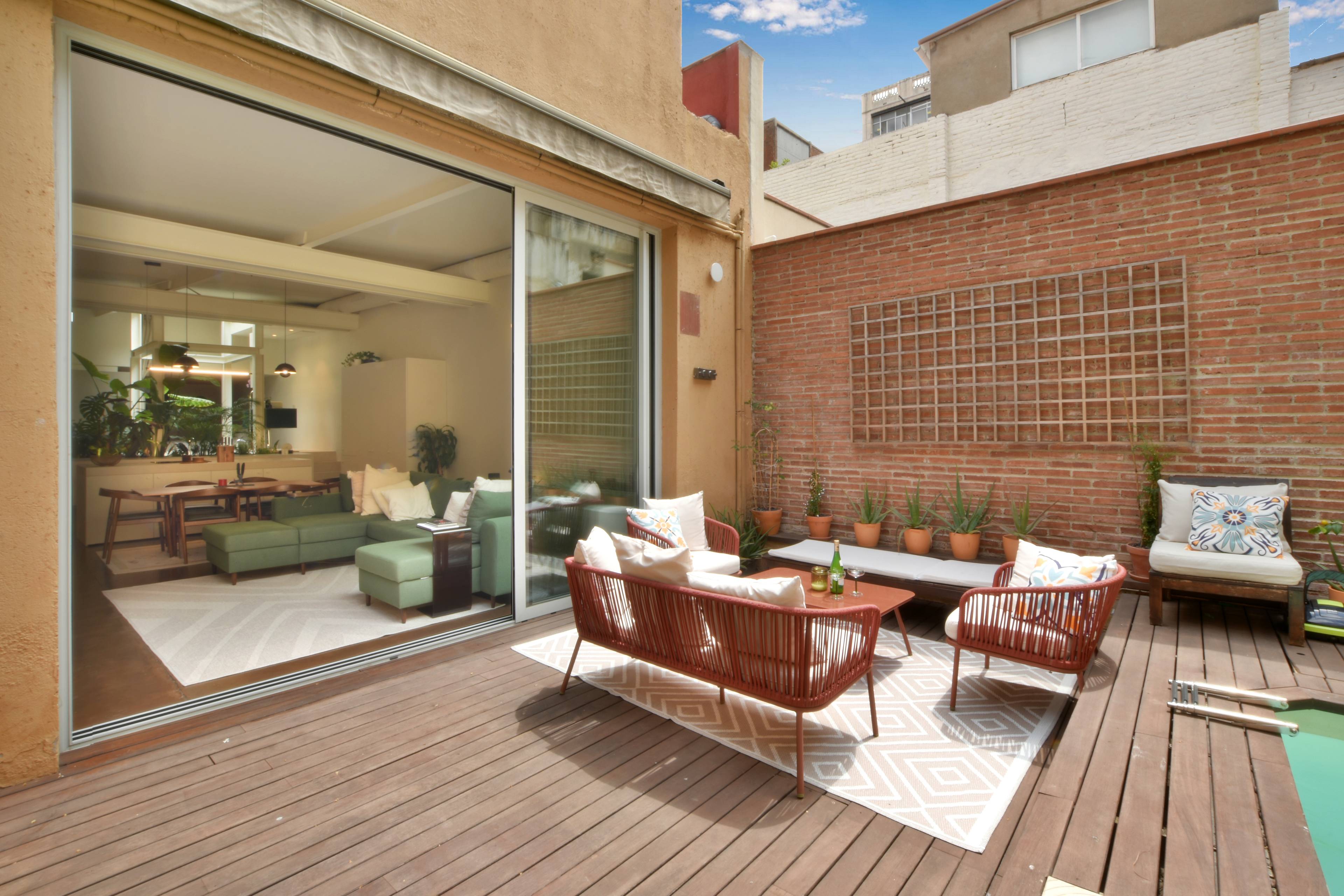 Espacio único de diseño con terraza y piscina – proyecto CRÜ Studio