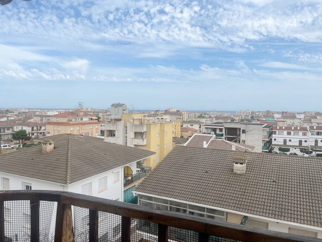 Bright apartment with terrace, parking and storage room in Cunit