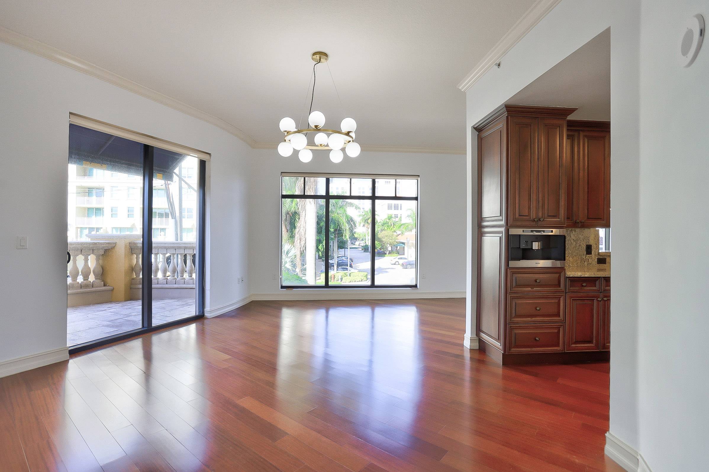 Gorgeous Townhome Condo in the heart of Downtown East Boca Raton