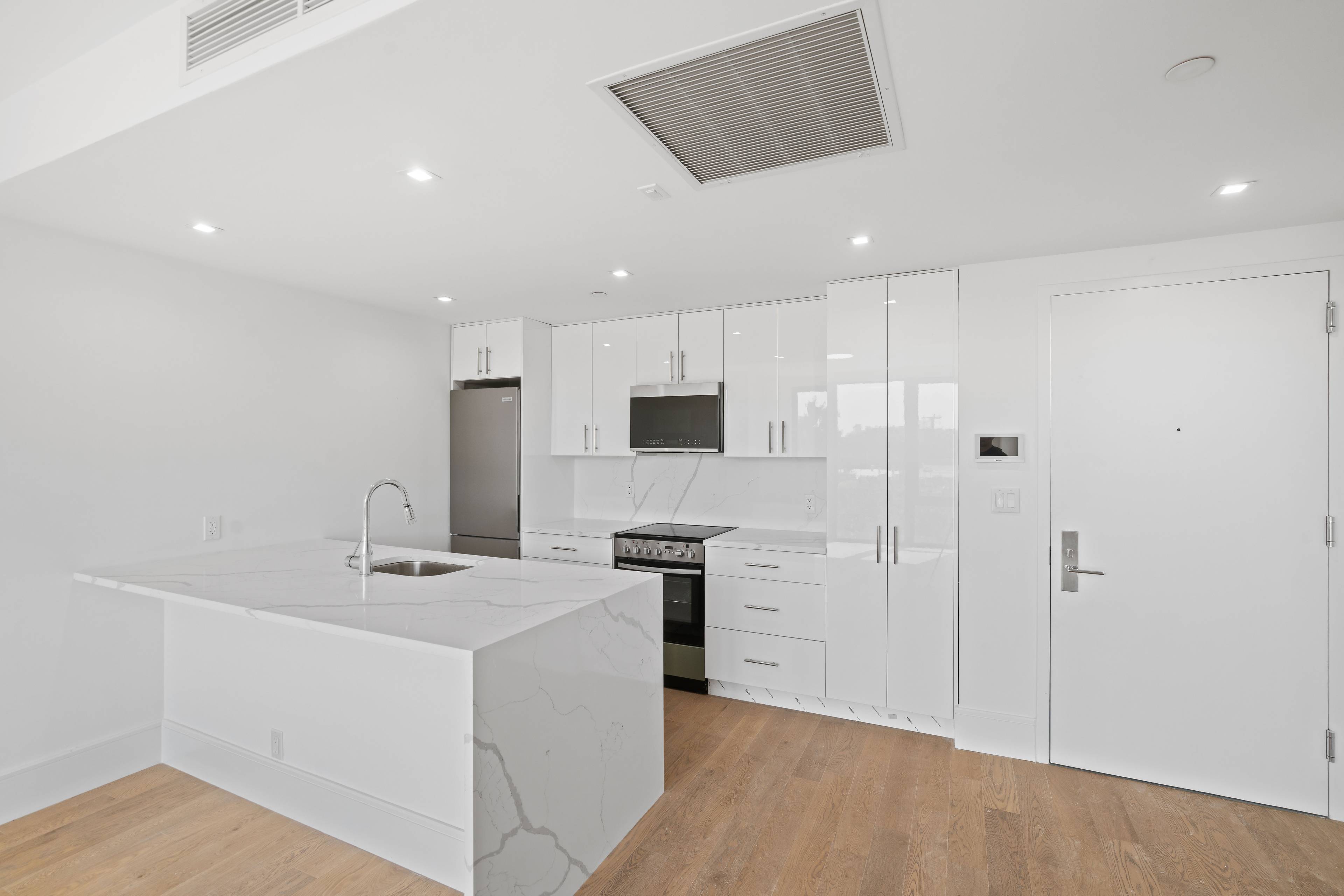 Spacious Apartment | Custom-Built Closets | High-Ceilings | Private Balcony