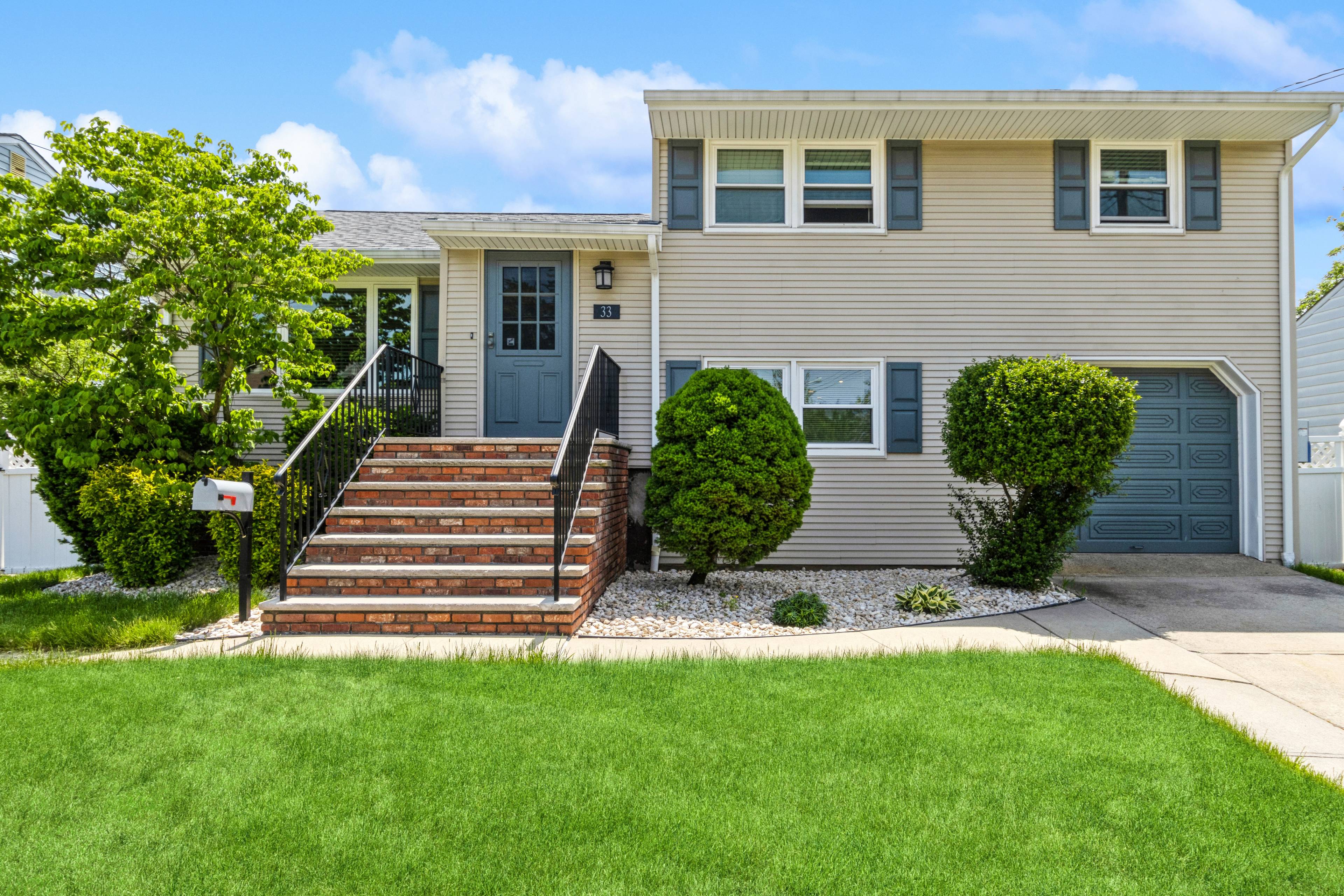 Well Maintained 4BR/2Ba Home in Roosevelt Park Estates Section of Fords