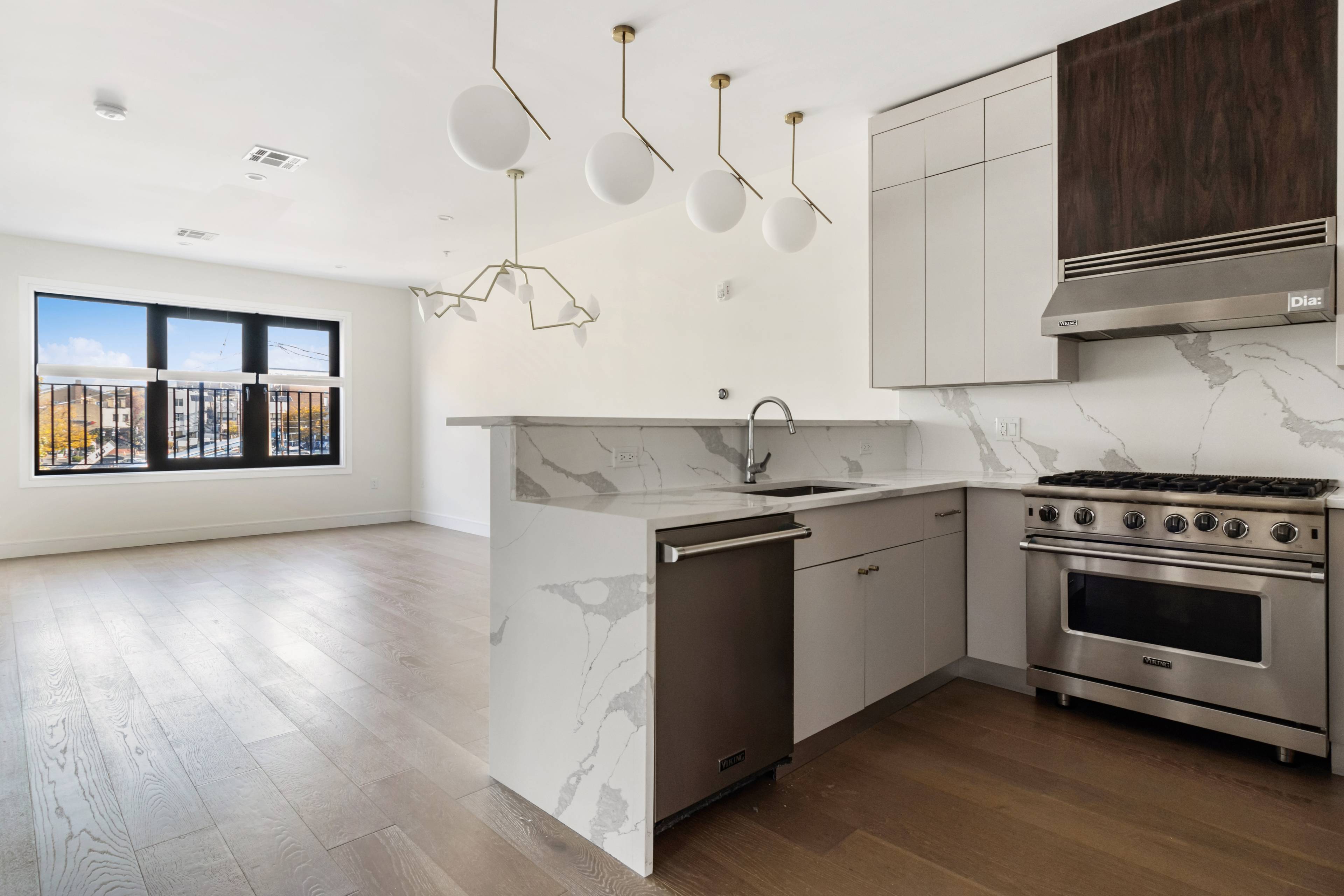 Modern Luxurious Unit Minutes Away From NYC!