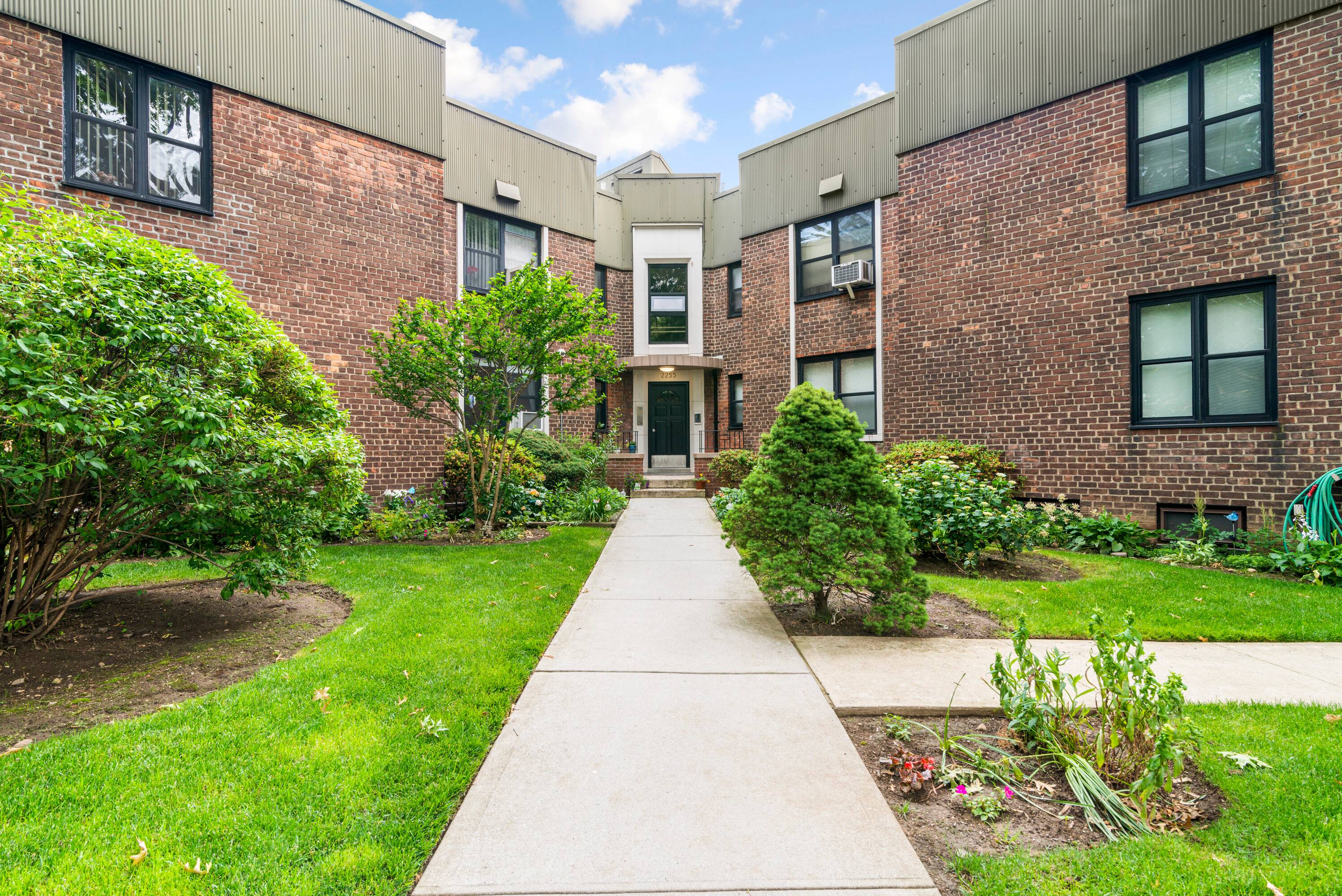 1- Bedroom at Barclay Gardens  Upper Ditmars area of East Elmhurst!