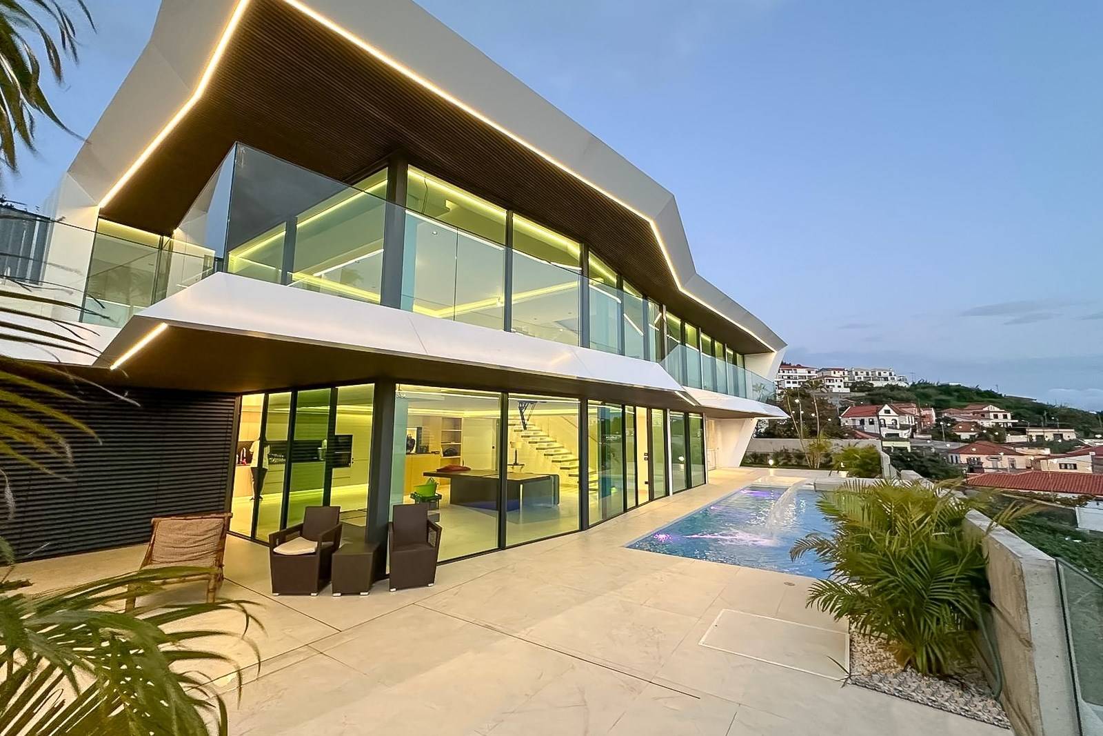 Luxury 4 Bedrooms Villa with Infinity Pool, Rooftop Solarium, and Panoramic Views Over Funchal