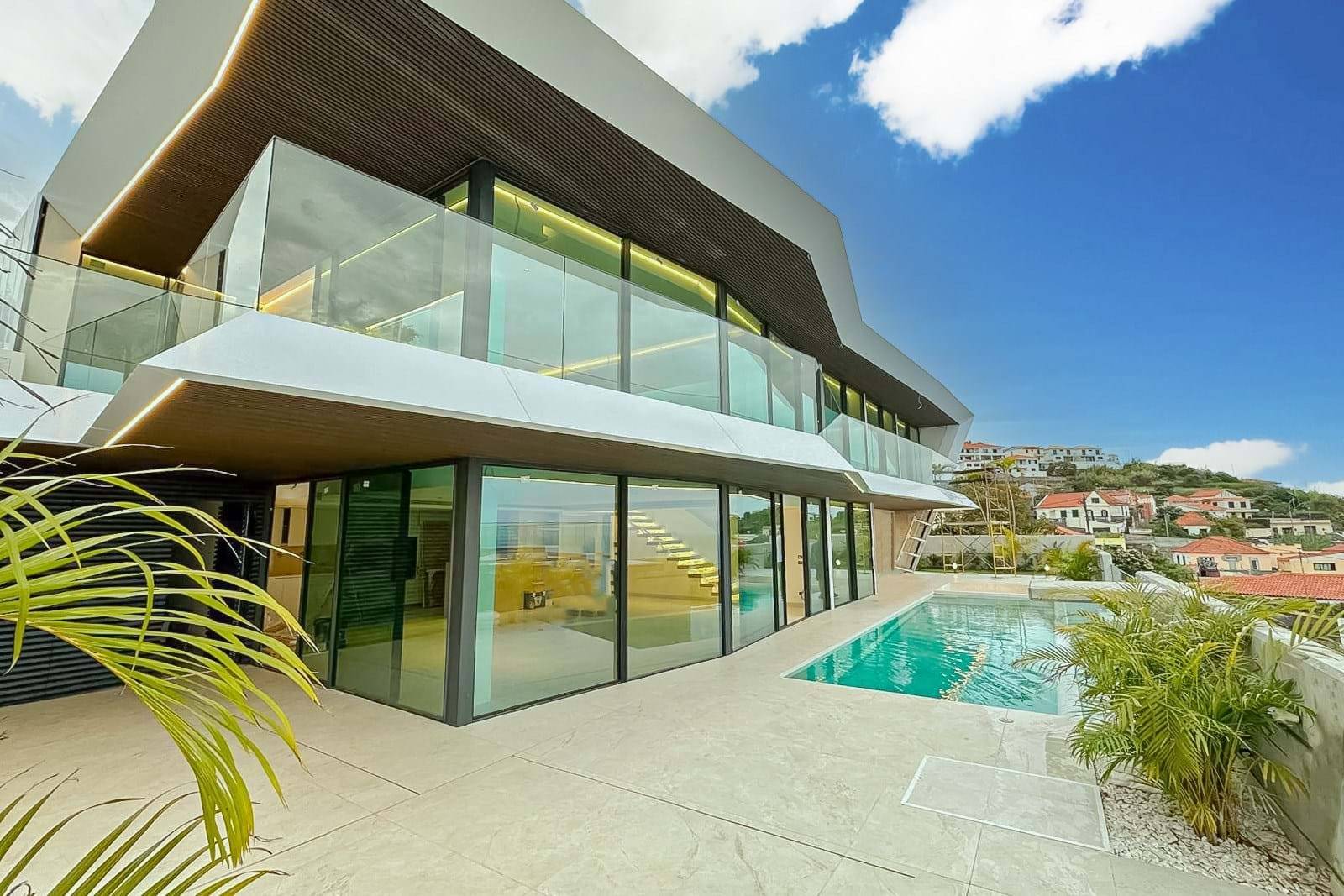 Luxury 3 Bedrooms Villa with Infinity Pool, Rooftop Solarium, and Panoramic Views Over Funchal