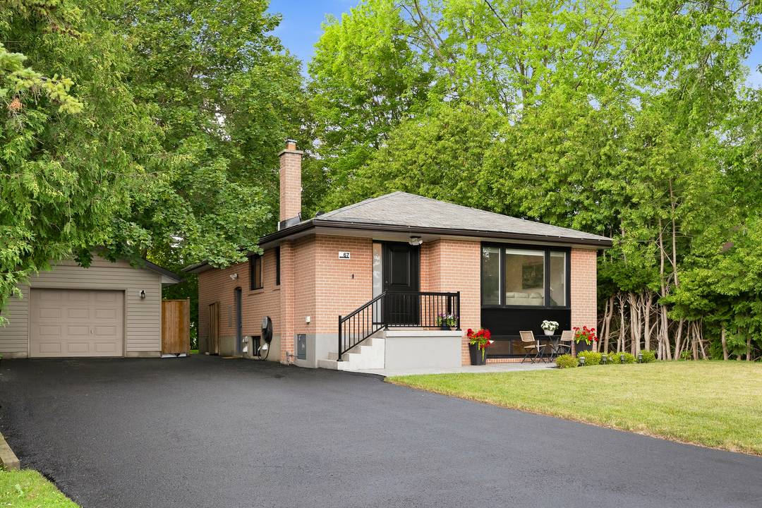 Fully Renovated 3+2 Bdrm Home Nestled In Sought After Aurora Heights Community