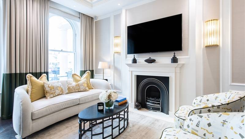 Refined Kensington Apartment | 2-Beds, 2-Baths, W8