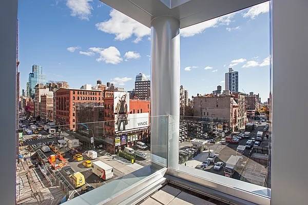 Magnificent penthouse in boutique rental building