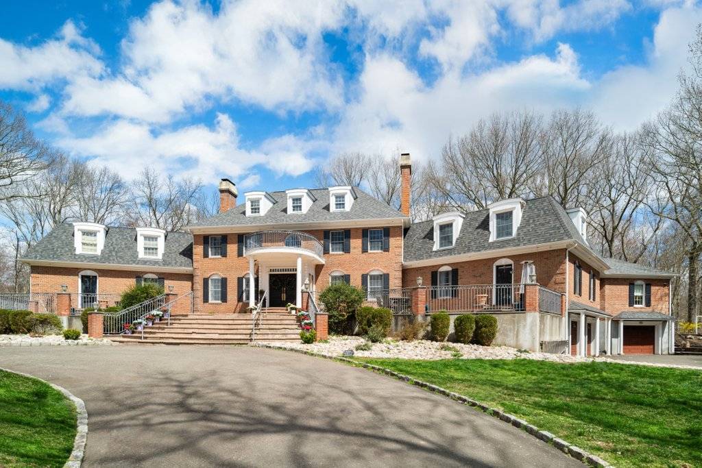 Stunning Georgian Colonial in Wilton, CT!