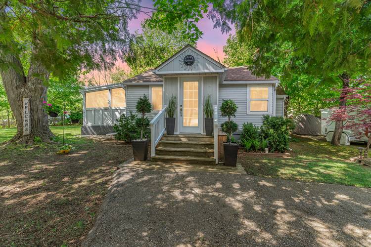Charming 2 Bedroom, 1 Bath Just Steps from Lake Simcoe