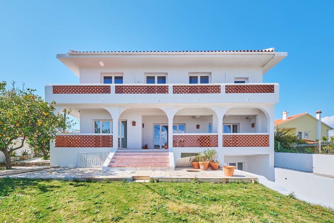 Renovated Mediterranean Villa with Garden, Independent Lower Floor and Active AL License – Charneca de Caparica