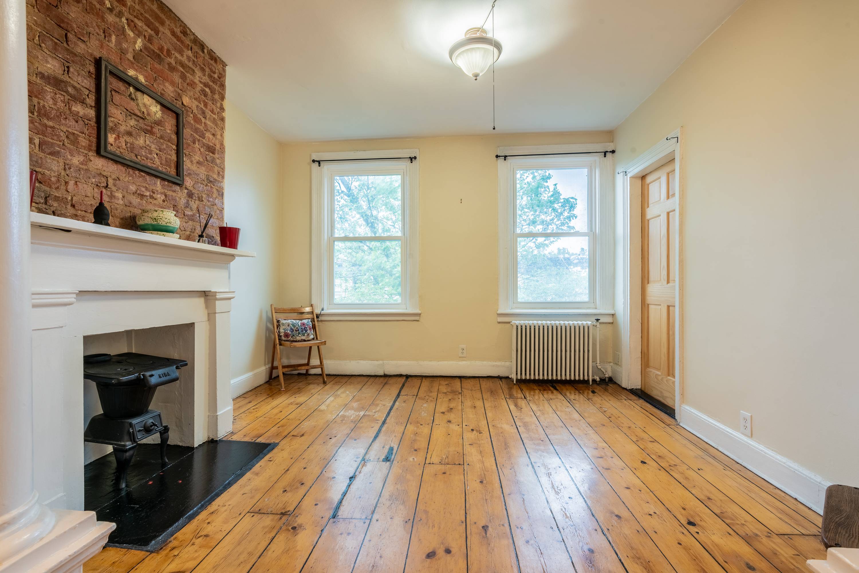 Beautiful 2 Bedroom 1 Bath Apartment with Shared Front Yard Space!  Laundry In Unit