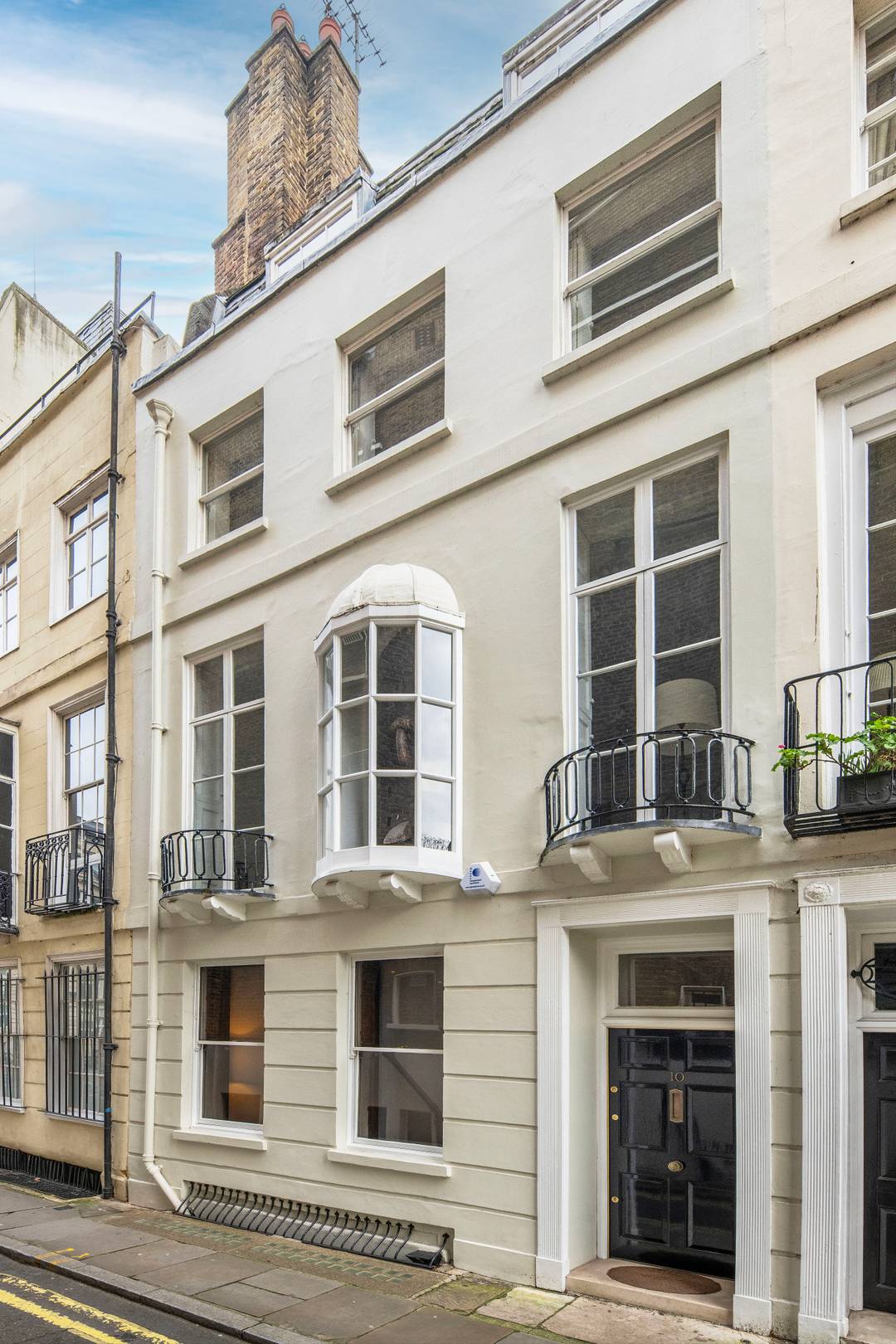 An elegantly renovated historic townhouse with period features and historic charm nestled in St. James's Conservation Area, together with Green Park and Buckingham Palace right on your doorstep.
