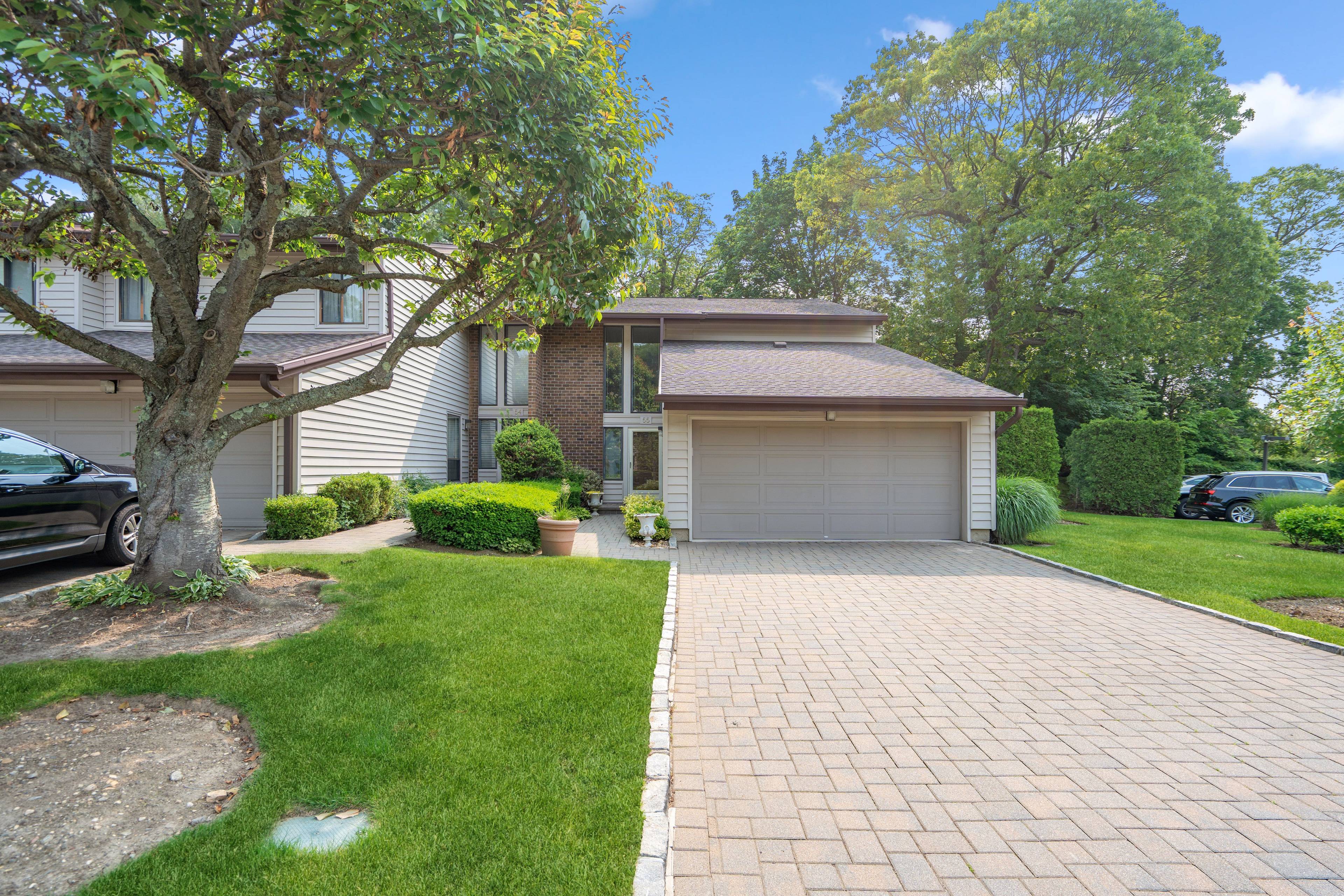 Charming End Unit in Maple Run with Private Deck & Resort Amenities